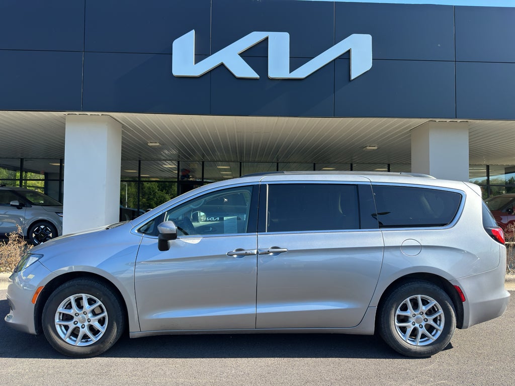 2020 Chrysler Voyager LXI's photo